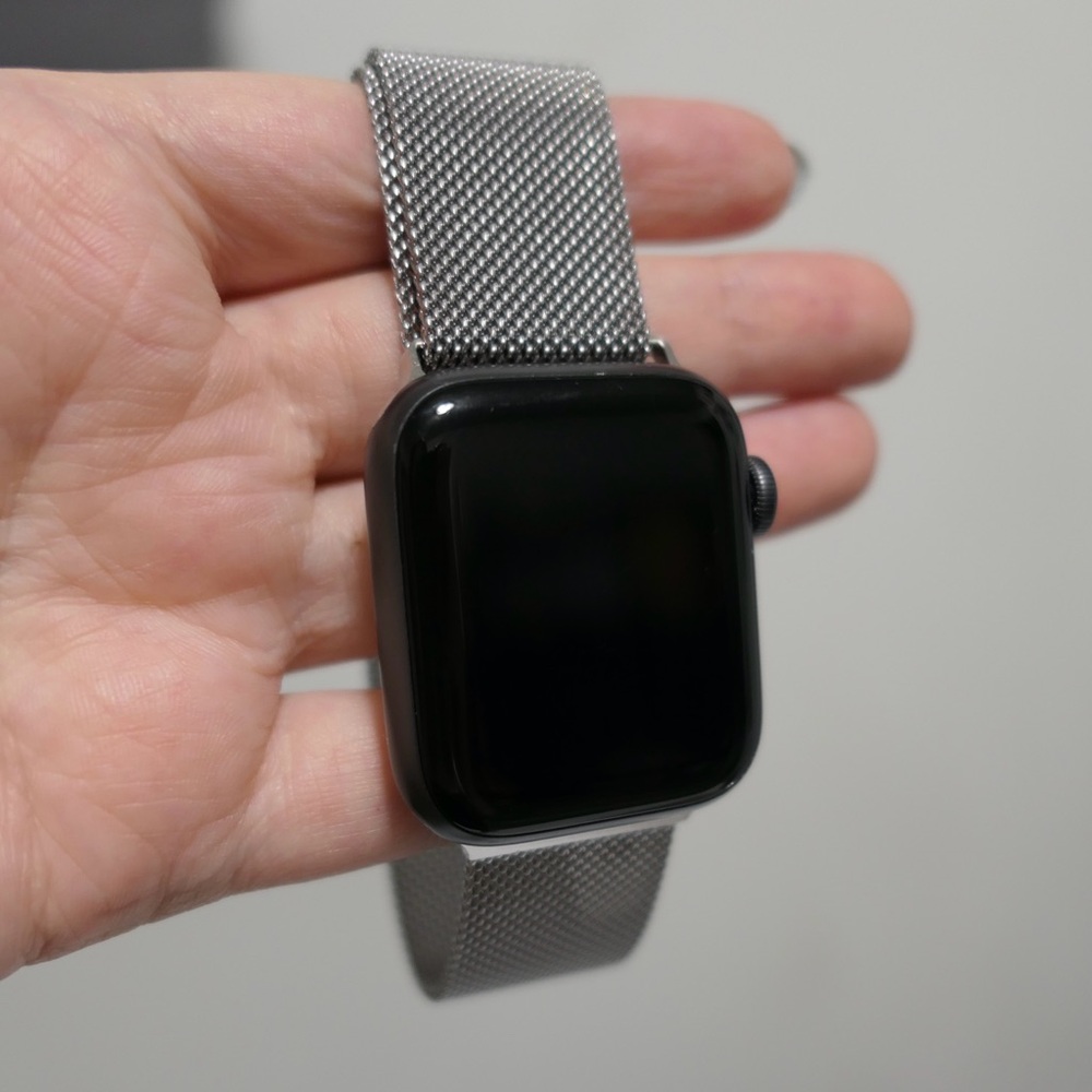 Apple Watch Series 4, 40mm space grey Smartwatch with silver metal Band